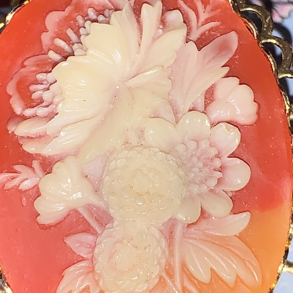 Chrysanthemum carnelian cameo brooch - Picture 2 of 4
